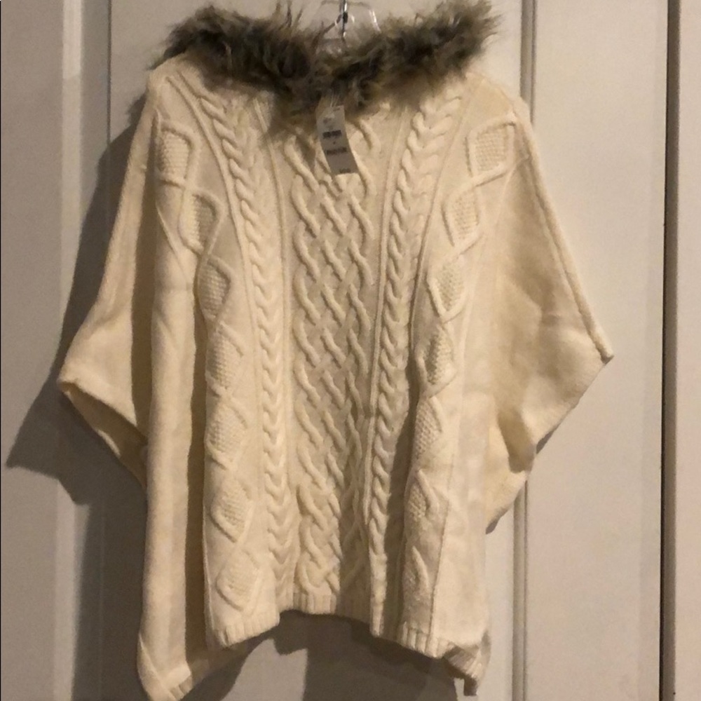 New Gap cream poncho with faux fur trimmed hood